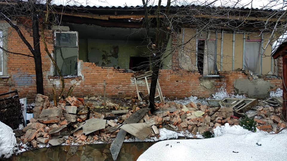 Под Харьковом в жилом доме обвалилась стена (фото)