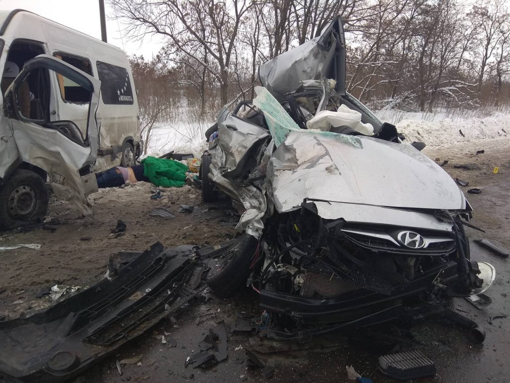 ДТП под Харьковом: жертв из авто достают спасатели (фото)