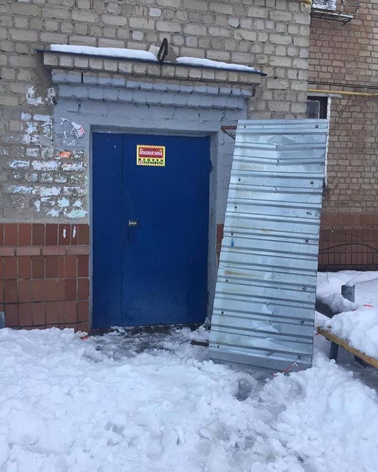 В Харькове на школьника упал козырек подъезда (фото)
