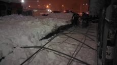 На ст. м. «Им. А. С. Масельского» под давлением снега рухнул недостроенный киоск (фото)
