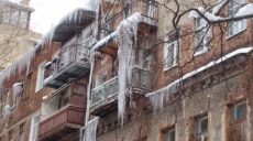 В Харькове с крыш падают сосульки и тающий снег (фото)