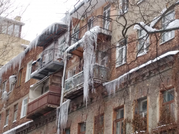 В Харькове с крыш падают сосульки и тающий снег (фото)