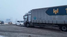 В Харькове столкнулись фура и легковой автомобиль