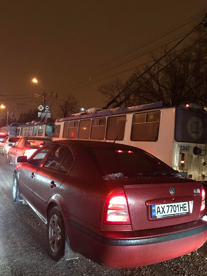 На Салтовке из-за ДТП стоят троллейбусы (фото)