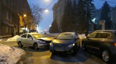 В центре Харькова столкнулись три автомобиля