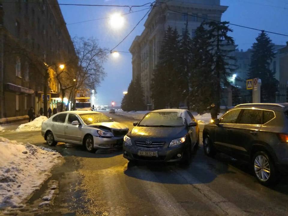 В центре Харькова столкнулись три автомобиля