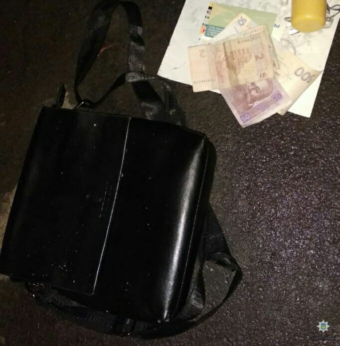 В Харькове у мужчины вырвали сумку с деньгами