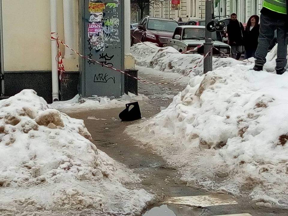 Сбивали сосульки, а разбили светофор: ЧП в центре Харькова (фото)