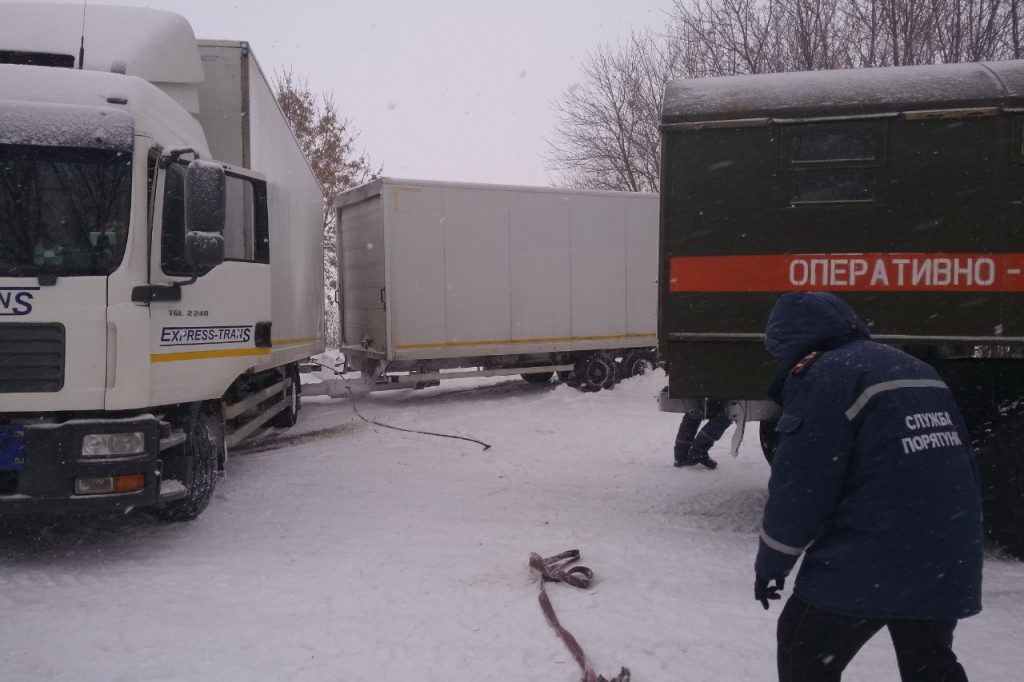 На Харьковщине спасатели вытащили из снежного заноса фуру (фото)