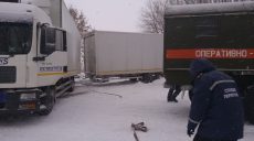 На Харьковщине спасатели вытащили из снежного заноса фуру (фото)