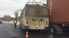 ДТП в Харькове: троллейбус столкнулся с фурой (фото)