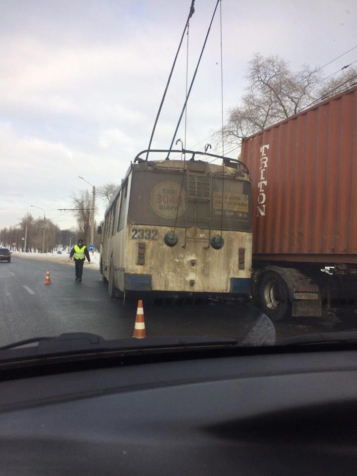 ДТП в Харькове: троллейбус столкнулся с фурой (фото)