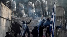 В Греции в результате драки с активистами пострадали 10 правоохранителей (фото)