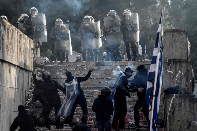 В Греции в результате драки с активистами пострадали 10 правоохранителей (фото)