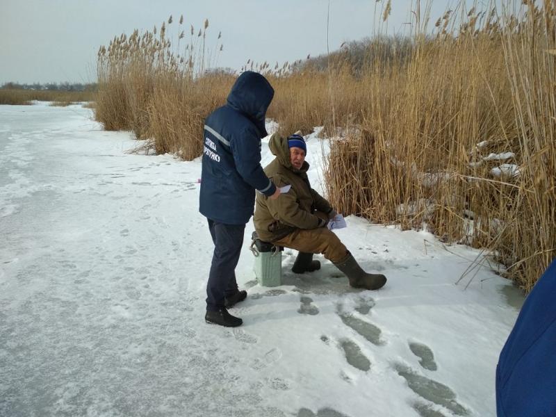 В погоне за каждой рыбкой водоемы массово атакуют любители зимнего лова, — ГСЧС