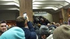 На Холодногорской ветке метро затруднен проход пассажиров (фото)