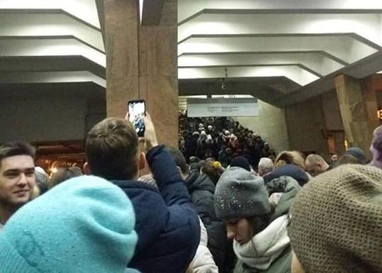 На Холодногорской ветке метро затруднен проход пассажиров (фото)