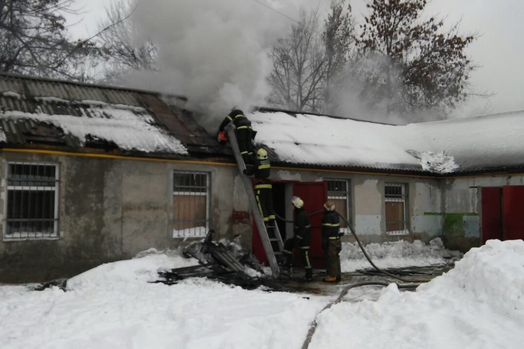 В Харькове горел склад швейной фурнитуры (фото, видео)