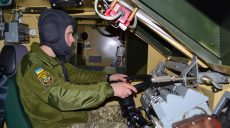Харьковские курсанты-танкисты отработали вождение на тренажерах