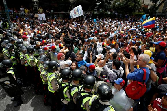 Венесуэла на грани революции (фото, видео)