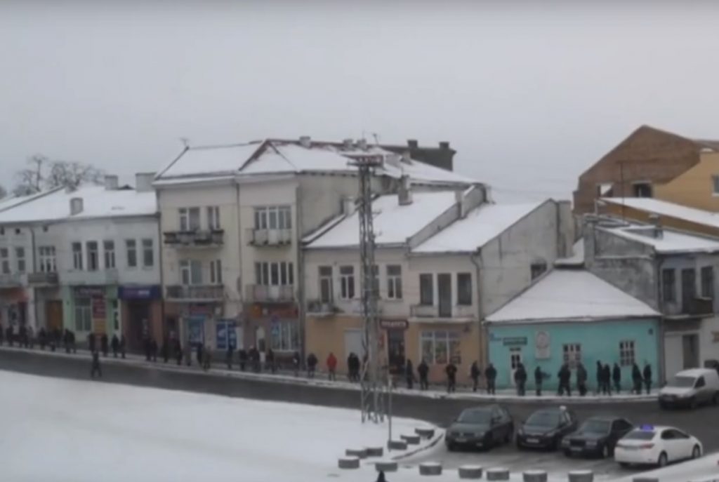 У центрі Харкова створили «живий ланцюг» до Дня соборності України (відео)