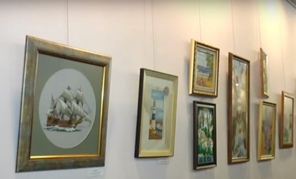 У центрі Харкова відкрилась виставка вишитих картин (відео)