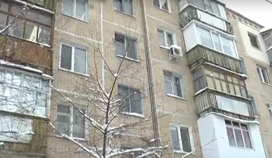 У мешканців одного з будинків у Харкові прорвало трубу (відео)