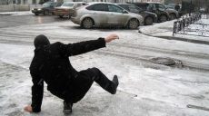 Харків’яни скаржаться на ожеледь та нерозчищені тротуари (відео)