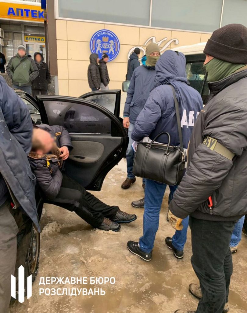 Харьковского пограничника и его экс-коллегу задержали на взятке (фото)