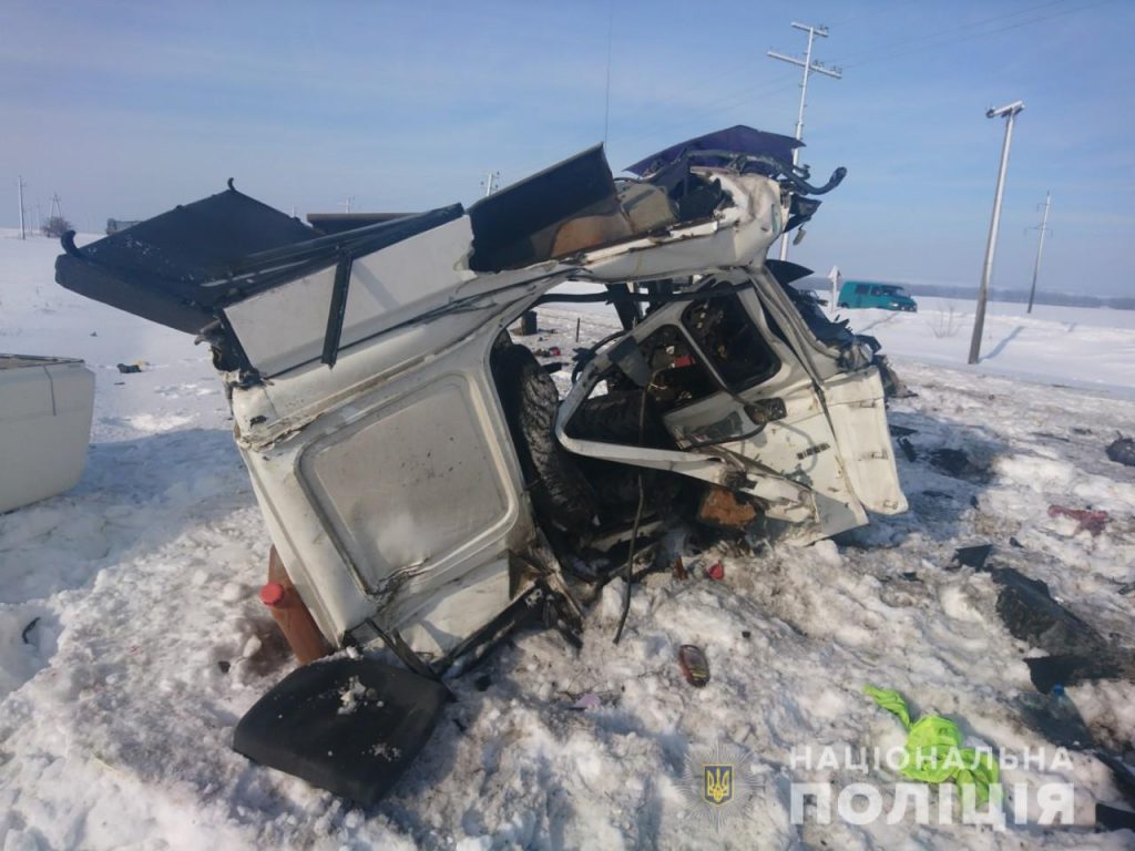 Под Харьковом поезд столкнулся с грузовиком (фото)