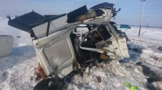 Под Харьковом поезд столкнулся с грузовиком (фото)