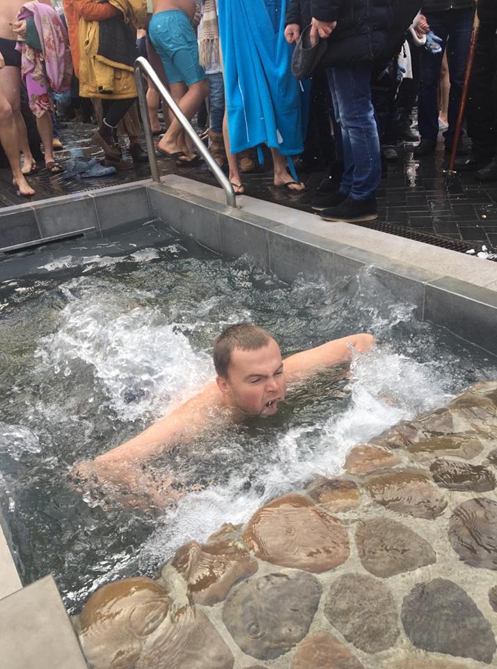 Харьковчане купаются в проруби и освящают воду (фоторепортаж)