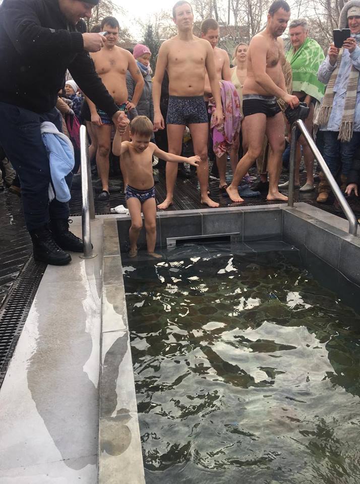 Водохреще — 2019: як харків’яни освячували воду та пірнали в ополонки (відео)