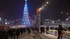 У центрі Харкова почали розбирати новорічну ялинку (відео)