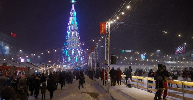 У центрі Харкова почали розбирати новорічну ялинку (відео)