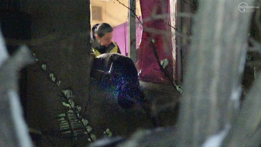 В Мариуполе в многоэтажке взорвалась граната: есть жертвы (фото 18+)