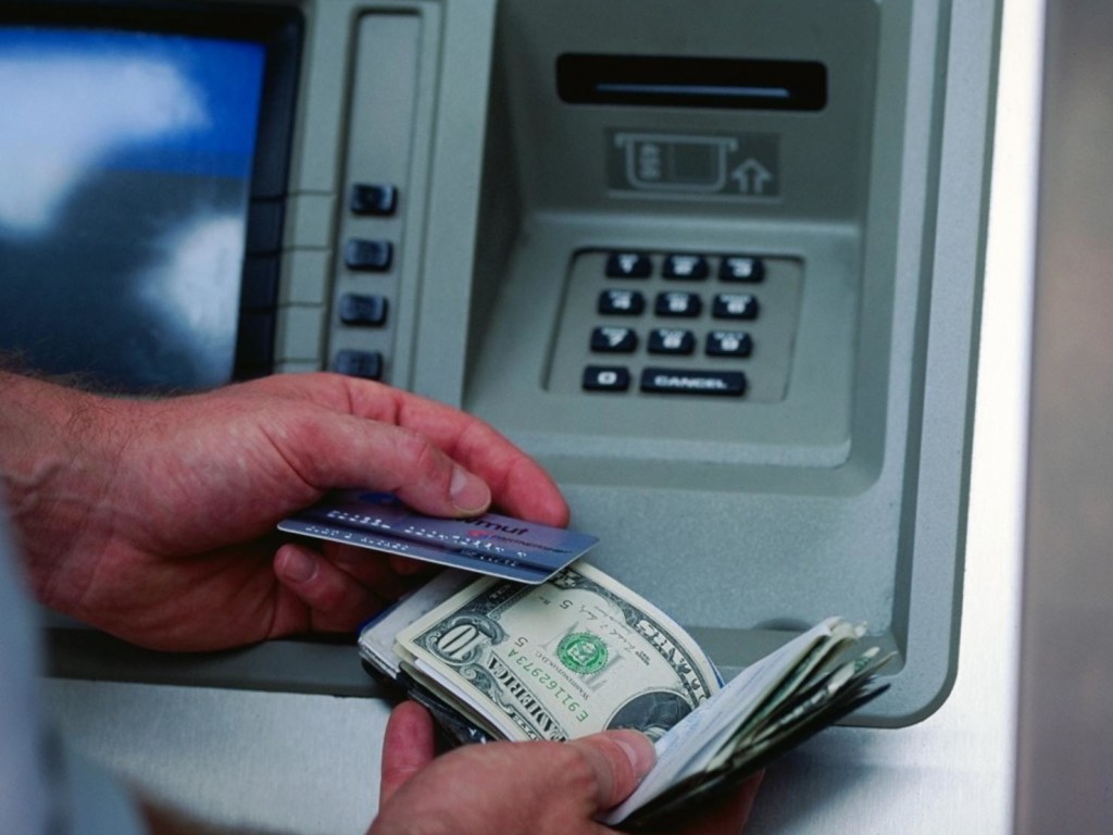 Харьковчане могут обменять валюту в банкоматах