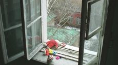 В Харьковской области отец выбросил своего ребенка из окна