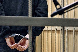 Рецидивисты, которые покалечили молодого парня, получили срок