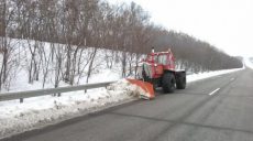В течение суток дороги Харьковщины расчищали от снега 112 единиц спецтехники