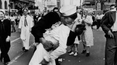 В Америке умер моряк легендарного снимка, ставшего символом окончания Второй мировой войны (фото)