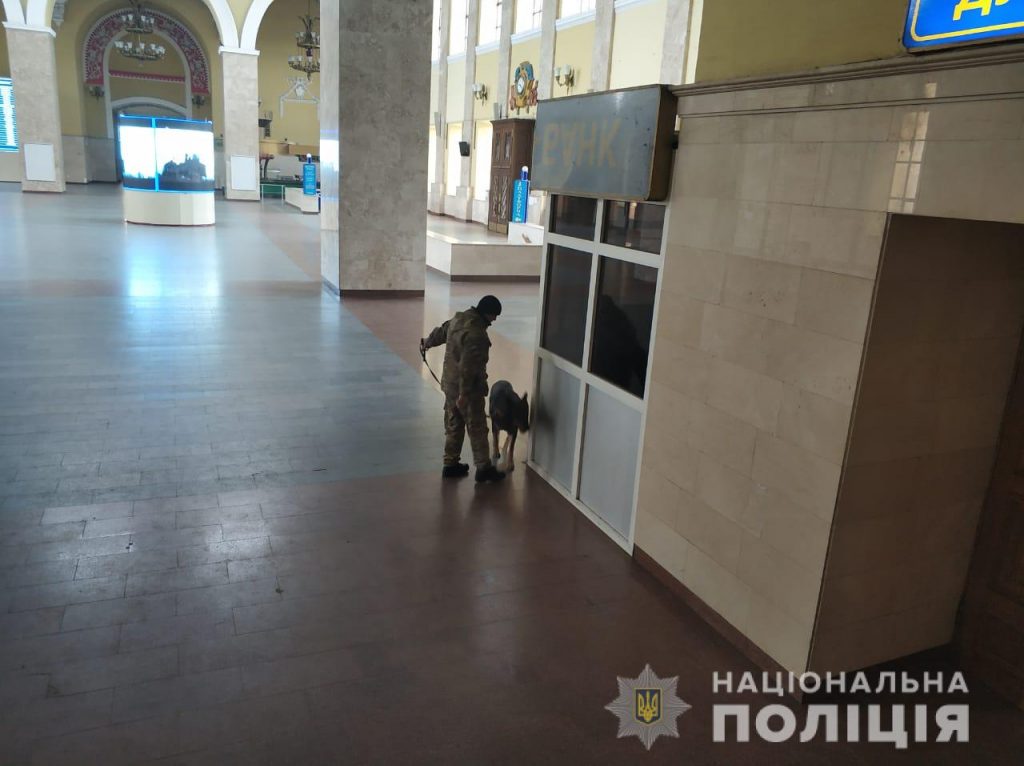 Сообщения о минировании железнодорожного вокзала в Харькове не подтвердились