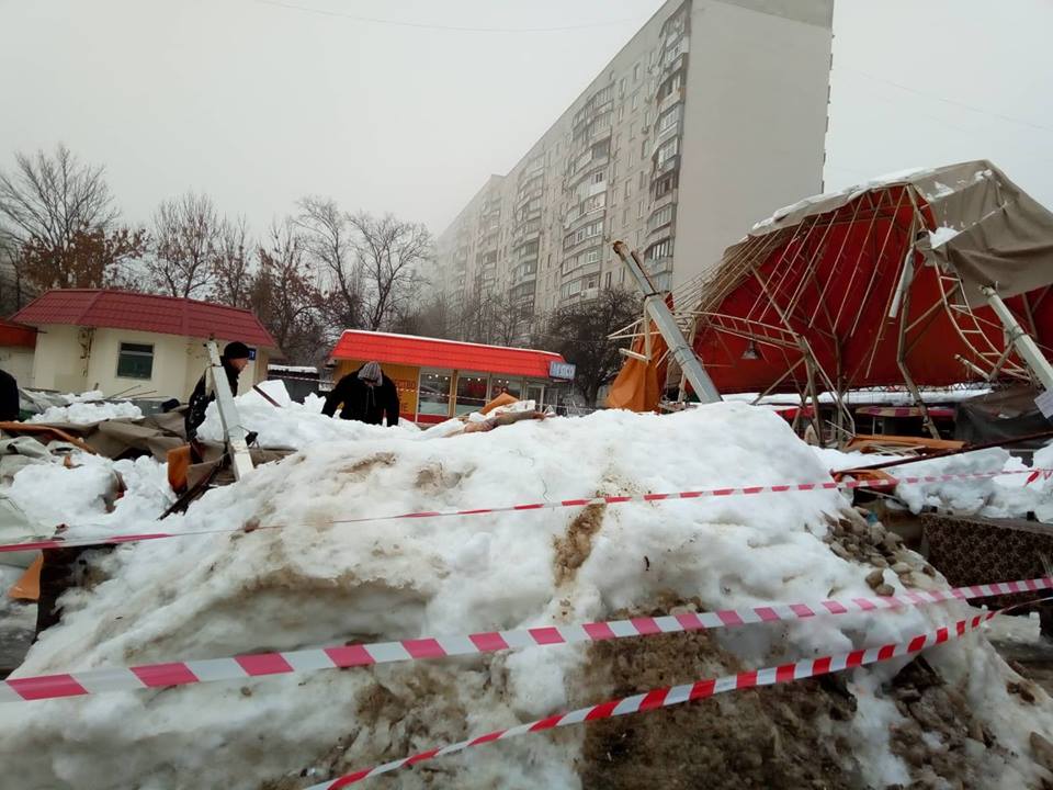 На Холодной горе обвалился торговый павильон