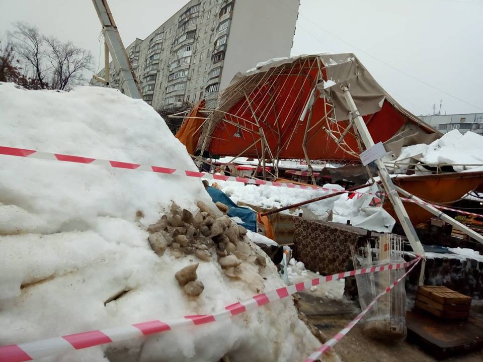 В Харькове на рынке «Сказка» обвалился торговый павильон (фоторепортаж)