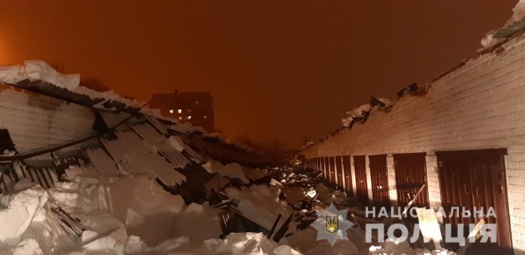 В Харькове два человека травмированы из-за обвала крыши (фото)