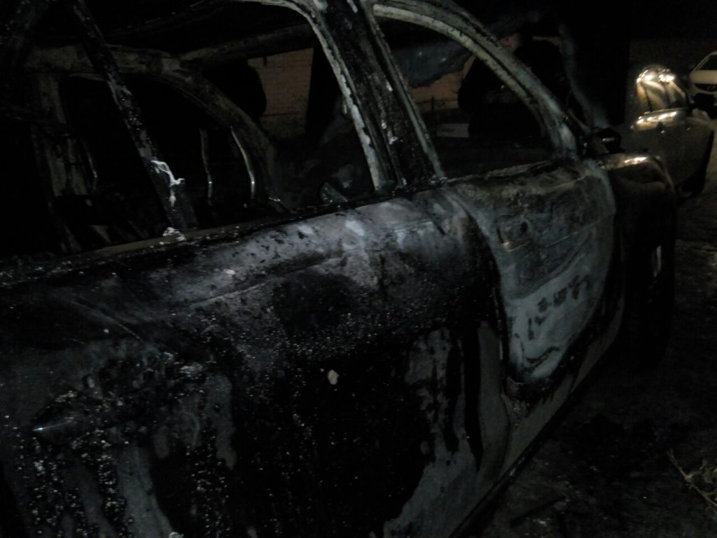 На Салтовском шоссе сгорел Mercedes (фото)