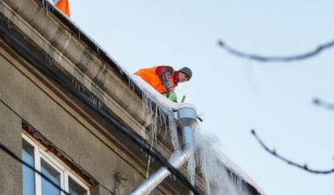 У властей Харькова не хватает денег на снятие сосулек, но находятся средства на рейтинги, — мнение