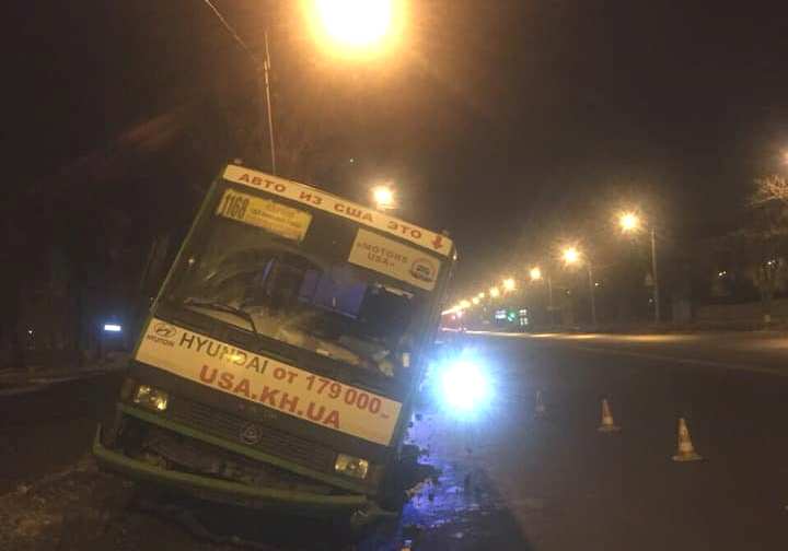 На Харьковщине маршрутный автобус попал в ДТП (фото)