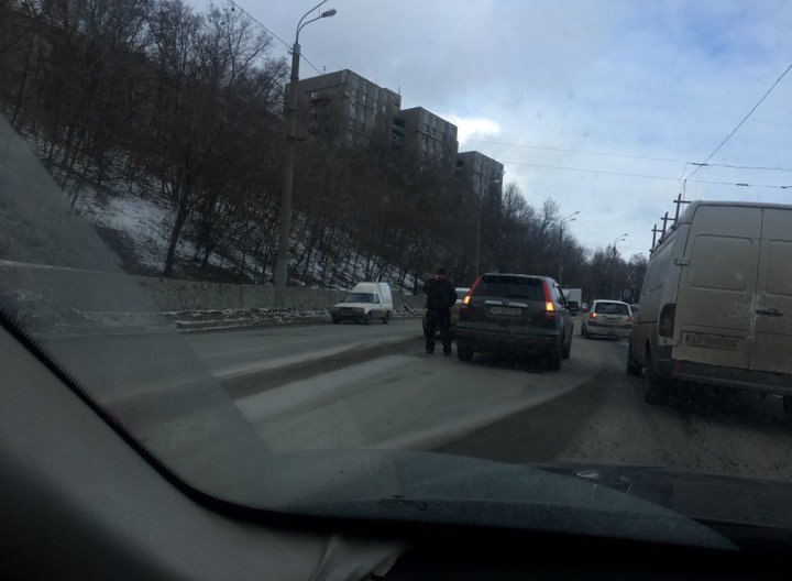 На спуске Веснина Honda врезалась в Peugeot (фото)