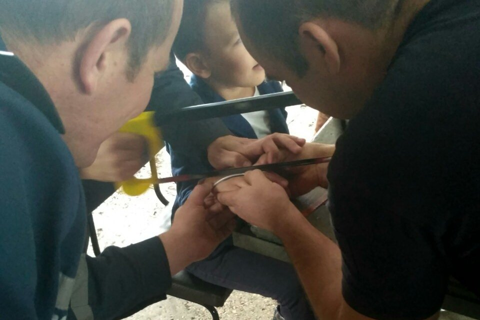 В Харькове палец маленького мальчика застрял в кольце (фото)